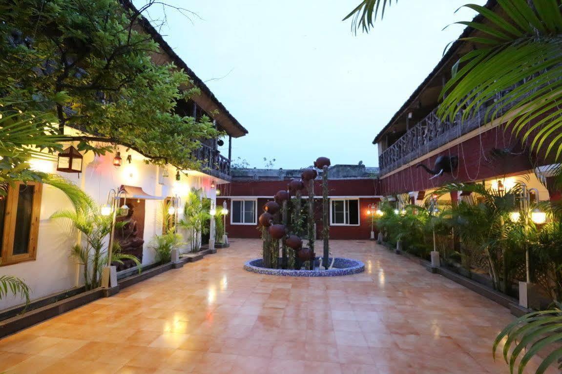 Heritage Hotel Lucknow Bagian luar foto